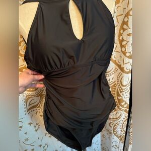 Ellen Tracy black keyhole swimsuit size 14 like new very flattering